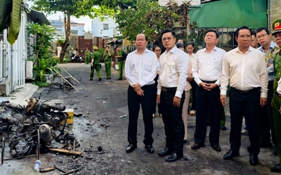 Chủ tịch UBND TP.HCM Nguyễn Văn Được đến hiện trường vụ cháy cư xá Độc Lập làm 8 người chết