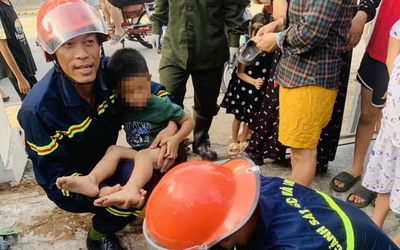 Giải cứu bé trai 5 tuổi kẹt chân trong ống thoát nước