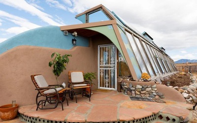 Tham quan ngôi nhà Earthship xanh tự cung tự cấp kỳ lạ ở New Mexico