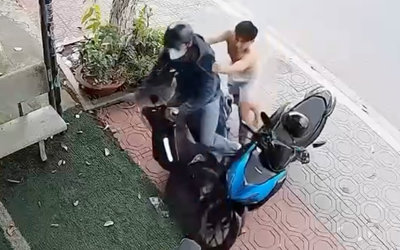 Vô tiệm vờ mua vàng, nam thanh niên cướp giật lắc tay bỏ chạy