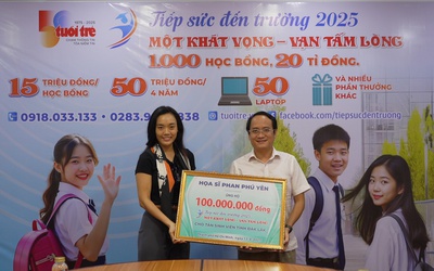 Họa sĩ Phan Phú Yên trao 100 triệu đồng ủng hộ chương trình Tiếp sức đến trường 2025