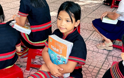 Niềm vui trước ngày khai giảng: Học trò nghèo Hòa Vang ôm trọn bộ sách mới
