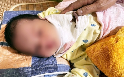 Bé gái sơ sinh bị bỏ rơi kèm lời nhắn 'mong thầy không giao cho ai'