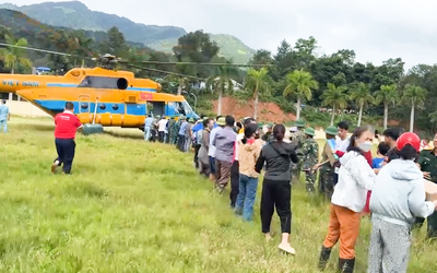 Video trực thăng vận chuyển hàng cứu trợ cho tỉnh Điện Biên