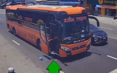 Video nhân viên xe khách tuôn rác xuống đường khi dừng đèn đỏ