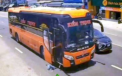 Dừng đèn đỏ trên quốc lộ 1, nhân viên xe khách thản nhiên vứt rác xuống đường
