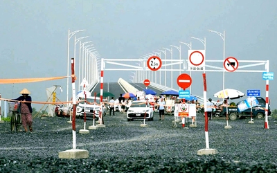 Kiểm tra, xử lý tình trạng người dân vượt rào, gây lộn xộn trên cầu Đại Ngãi 2