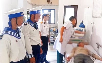 Quân y Trường Sa khẩn cấp cứu chữa ngư dân đột quỵ não ngoài khơi