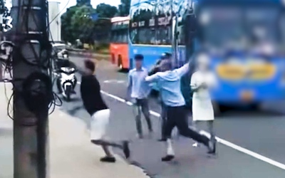 Clip 2 tài xế xe khách và ô tô đánh nhau trên quốc lộ 1 ở Cà Mau, công an đang làm rõ