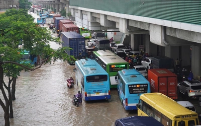Hà Nội mưa bão số 5 cả đêm, nhiều đường ngập sâu, giao thông tê liệt