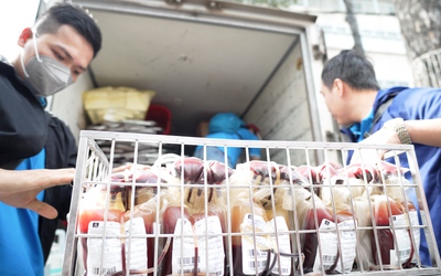 Hành trình 260km mang những túi máu nghĩa tình về TP.HCM cứu người