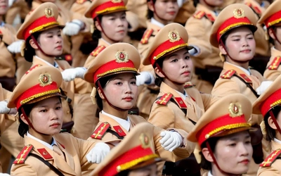 Những ‘bóng hồng thép’ rèn quân chuẩn bị diễu binh giữa tiết trời nóng đến 40 độ