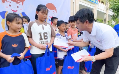 100 học sinh vùng lũ Nghệ An nhận học bổng trước thềm năm học mới