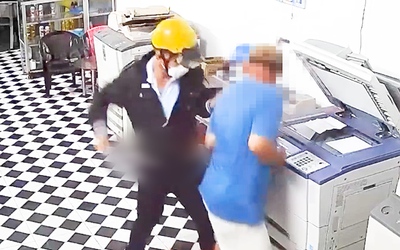 Camera ghi hình thanh niên vào tiệm photocopy, bất ngờ rút dao đâm chủ tiệm