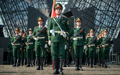 68 quân nhân Trường Sĩ quan Lục quân 1 tập luyện tái hiện duyệt binh tại Nga trên sân Mỹ Đình