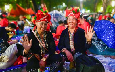 Nhiều tuyến đường trung tâm Hà Nội đã kín chỗ chờ xem diễu binh, diễu hành