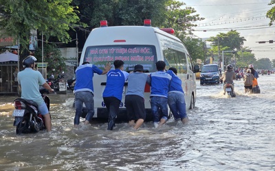 Bến Ninh Kiều thành 'sông' trong triều cường