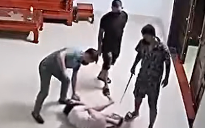 Clip nhóm người xông vào nhà đánh một phụ nữ: Công an đang điều tra, hé lộ nguyên nhân vụ việc