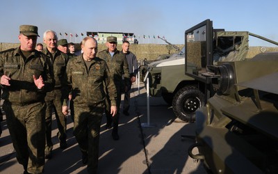 Ông Putin mặc quân phục thị sát cuộc tập trận chung Nga - Belarus