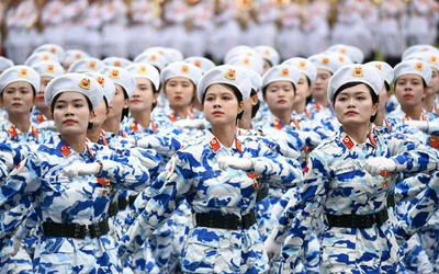Nữ thiếu úy xứ 'hoa vàng cỏ xanh' tự hào sải bước giữa Ba Đình