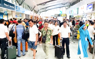 Ảnh hưởng bão Bualoi, hàng ngàn hành khách mệt mỏi chờ đợi tại sân bay Đà Nẵng