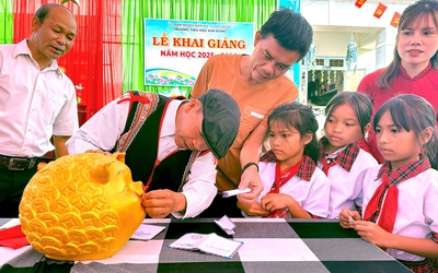 Trường vùng cao gây quỹ nuôi trò nghèo, trò mồ côi ngay ngày khai giảng