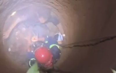 Video cảnh sát đu người xuống giếng sâu 20m, cứu người đàn ông gặp nạn bất tỉnh