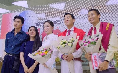 Đoàn phim Mưa đỏ giao lưu trực tuyến cùng bạn đọc Tuổi Trẻ