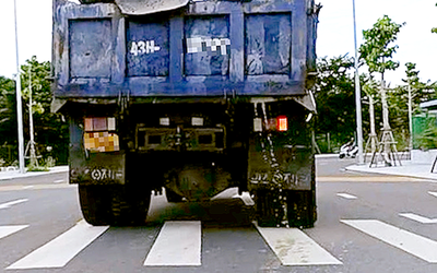 Công an vào cuộc vụ xe ben chở bùn đất chảy nhớp nhúa khắp mặt đường ở Đà Nẵng