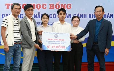 Sinh viên vùng lũ xúc động nhận học bổng, vé xe Tết