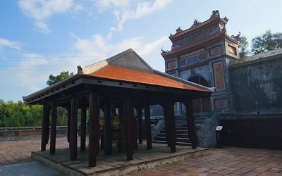 Sau Tết phải tháo dỡ ngôi nhà gỗ trước mộ Hoàng thái hậu Từ Dụ ở Huế