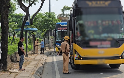 Xử phạt hàng loạt tài xế xe khách để hàng hóa trong khoang hành khách