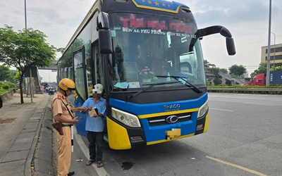 Để hàng hóa trong khoang chở khách, nhiều tài xế bị xử phạt