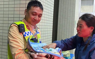 Bé trai 3,2kg được tổ Cảnh sát giao thông hỗ trợ chào đời trên đường