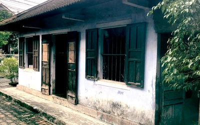 Cối xay đá và bếp lửa hồng trong căn nhà cấp bốn