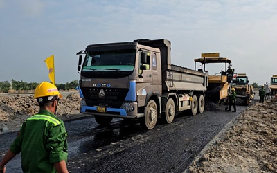 Đổ bê tông nhựa điểm đầu cao tốc Châu Đốc - Cần Thơ - Sóc Trăng