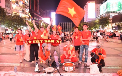 Trực tiếp: Biển người ở phố đi bộ Nguyễn Huệ 'tiếp lửa' U23 Việt Nam đấu với U23 Trung Quốc