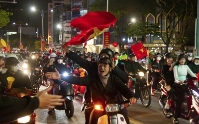 Du khách nước ngoài chung vui cùng người dân Đà Nẵng ăn mừng chiến thắng của U23 Việt Nam