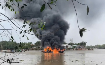 Nổ bình gas khiến ghe trên sông Cần Giuộc bị cháy rụi, 1 người bị thương