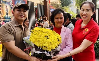 Gala nhạc Việt ‘giải cứu’ hơn 1.000 chậu cúc mâm xôi, sẻ chia cùng nông dân miền Tây