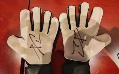 Găng tay thủ môn Li Hao được đưa vào bảo tàng