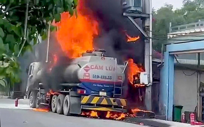 Cháy lớn xe bồn chở xăng ở xã Nhà Bè