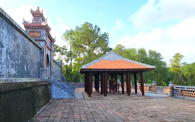 Trung tâm bảo tồn di tích Huế nói về nhà rường gỗ dựng trước lăng mộ Hoàng thái hậu Từ Dụ