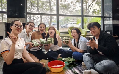 Sinh viên Pháp học thạc sĩ tại Việt Nam lần đầu trải nghiệm gói bánh chưng