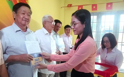 Xã Bình Chánh tặng bảng số nhà mới cho 4.000 hộ dân