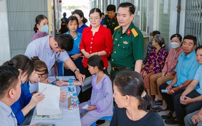 Bệnh viện Quân y 120 khám bệnh và trao quà cho người dân An Giang
