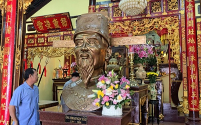 An Giang yêu cầu đưa tượng Thoại Ngọc Hầu cũ về lại lăng sau vụ tượng mới có logo doanh nghiệp