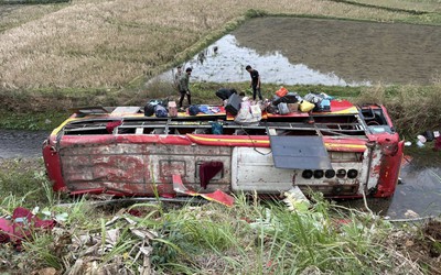 Xe khách lao xuống mương nước ven quốc lộ, 11 người bị thương
