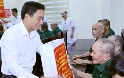 Thanh Hóa tặng quà Tết cho người có công với cách mạng, đảng viên 60 năm tuổi Đảng