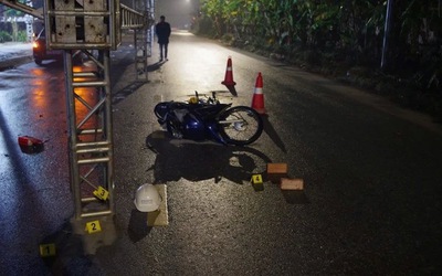 Dựng rạp đám tiệc chiếm hết mặt đường, muốn chạy xe vô nhà phải tự dọn bàn ghế, xoong chén